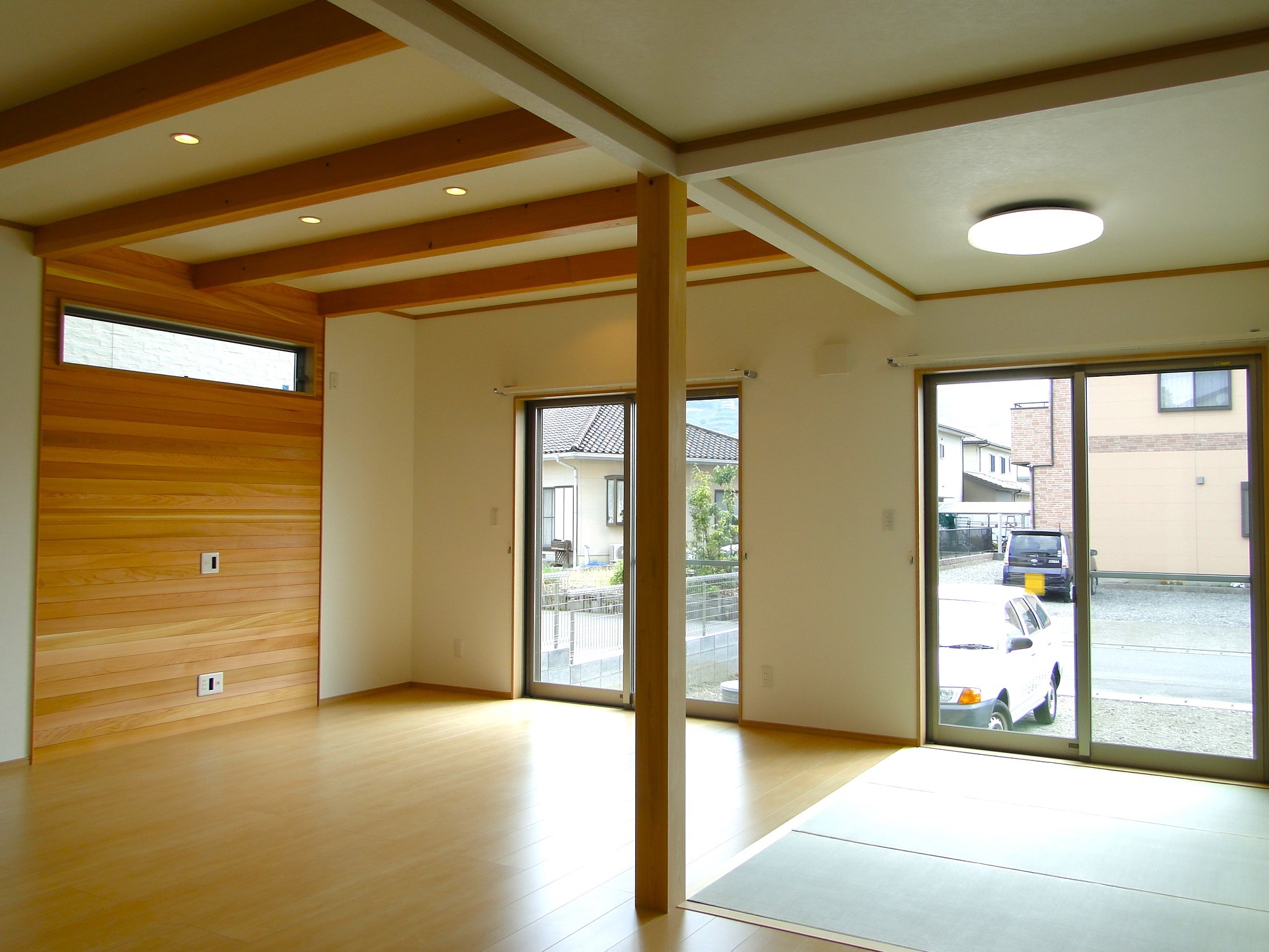 招き屋根で室内に明かりと空間を広くとれる家
